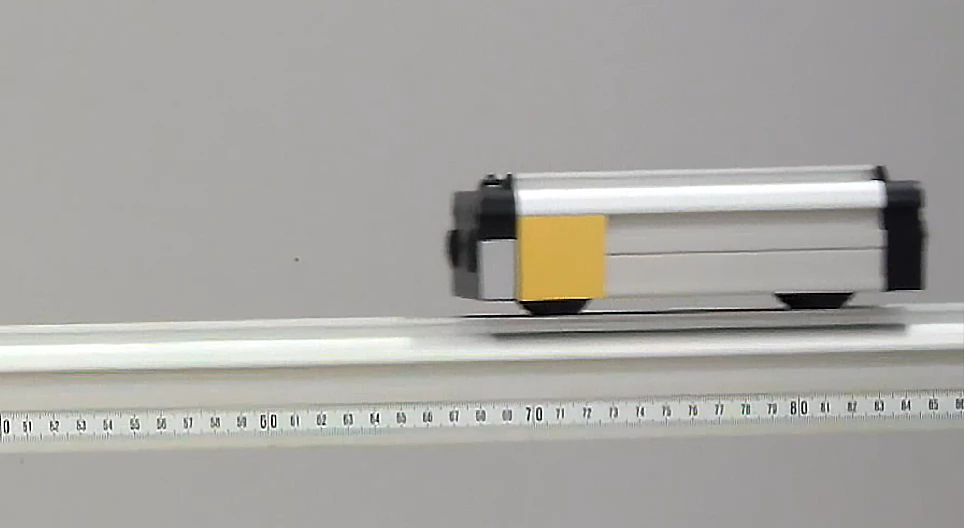 Kisautó gyorsulása különböző lejtőkön