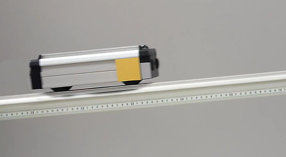 Lejtőn kezdetben felfelé mozgó kisautó