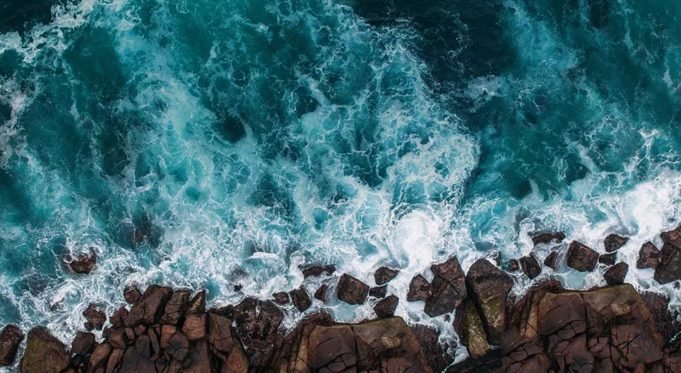 Che tipo di movimento caratterizza l'acqua degli oceani?