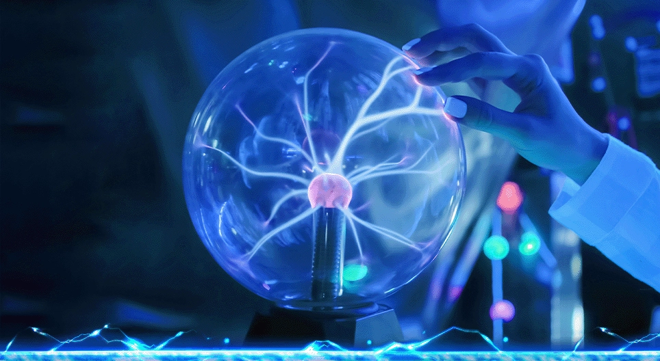 電子がマイナスに帯電していることを発見したのは誰ですか？