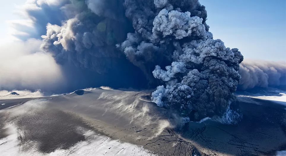 火山噴火のケーススタディ：エイヤフィヤトラヨークトル火山（2010年）。