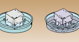 В более тёплой воде сахар растворяется быстрее