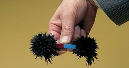 Proszek żelazny na biegunach magnesu prętowego