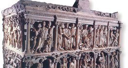 Starożytna chrześcijańska trumna kamienna przedstawiająca sceny biblijne