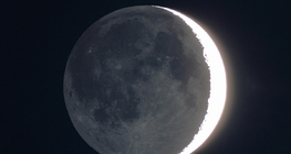 Ciemniejsza strona księżyca oświetlona światłem odbitym od Ziemi