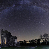 Perseidalny rój meteorów ciągnący się po niebie z Jowiszem w tle
