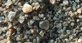 확대경으로 보이는 모래