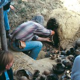 Wyjmowanie z pieca ceramiki wykonanej prehistoryczną technologią