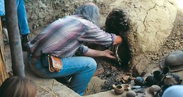Wyjmowanie z pieca ceramiki wykonanej prehistoryczną technologią