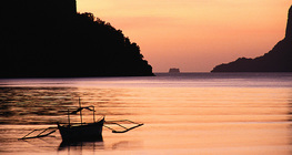 Łódka o zachodzie słońca