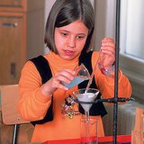 Uczeń wykonujący eksperyment