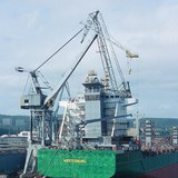 Port morski z dźwigiem