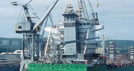 Port morski z dźwigiem