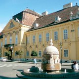 Az országalma a székesfehérvári Koronázó téren