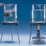 浸漬式ヒーターは、アルコールバーナーよりも速く水を沸騰させる