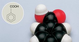 Model czaszowy cząsteczki kwasu benzoesowego