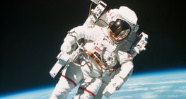 배경에서 보이는 지구와 우주 비행사