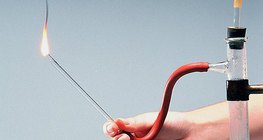 Przeprowadzanie doświadczeń to bardzo istotna metoda analizy chemicznej