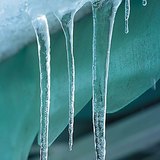 Topniejące sople lodu