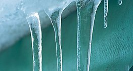 Topniejące sople lodu