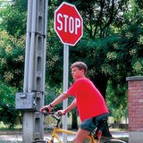 红绿灯的颜色鲜艳有警告作用