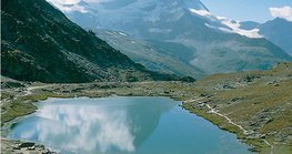 Jezioro morenowe w Alpach