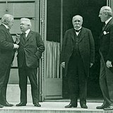 Uczestnicy konferencji pokojowej w Paryżu z czołowych mocarstw: Woodrow Wilson (USA), David Lloyd George (Wielka Brytania), Vittorio Emanuele Orlando (Włochy) i Georges Clemenceau (Francja)