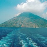 火山爆发形成的山