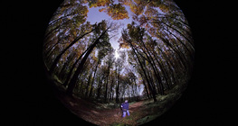 Widok księżyca w pełni przez soczewkę "rybie oko".