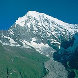 喜马拉雅山上海拔7234米高的蓝塘里壤峰上的冰川流