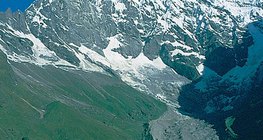 히말라야의 7,234 m 높은 빙하 흐름