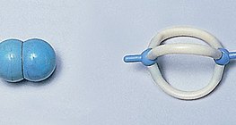 질소 원자의 공간충전모형 및 막대모형