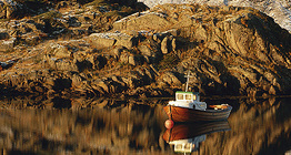 Łódź rybacka w zatoce