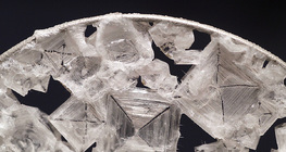 Kryształ solny, który skrystalizował się w stanie nieważkości na Międzynarodowej Stacji Kosmicznej