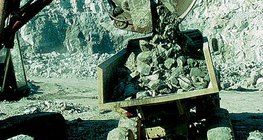 Praca wydobywcza w kopalni odkrywkowej