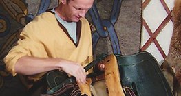 Rymarz przy dzisiejszej pracy, praktykujący starożytny zawód