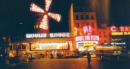 Moulin Rouge, jedno z najsłynniejszych miejsc muzyki i rozrywki w Paryżu