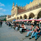 Rynek w Krakowie ze słynnymi sukiennicami pośrodku