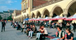 Rynek w Krakowie ze słynnymi sukiennicami pośrodku