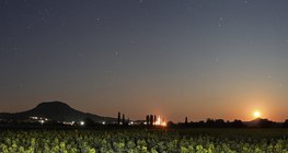 Wzgórza typu Butte w blasku księżyca