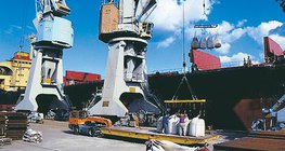 W porcie gdańskim załadunek odbywa się potężnymi dźwigami