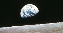 달에서 보이는 지구