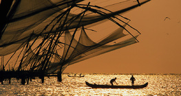 Sieci rybackie o zachodzie słońca