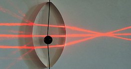 Promienie światła przechodzące przez soczewkę wypukłą