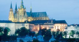 Panorama czeskiej Pragi z Mostem Karola