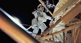 Spacer kosmiczny w pobliżu stacji kosmicznej Skylab