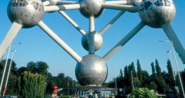 Atomium, symbol Brukseli, który reprezentuje siatkę krystaliczną żelaza