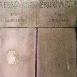 在格林威治用金属条标记的本初子午线（经度为零）