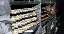 Вина в одном из винных погребов винодельческой провинции Виллань (Венгрия)