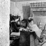 Сокровищница в усыпальнице Тутанхамона ( снимок времен раскопок)